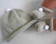 Duo bonnet et chaussons vêtement bébé en tricot laine fait main, en vente sur ma boutique en ligne Bleu-blanc-Neige : https://www.alittlemarket.com/boutique/bleu_blanc_neige-158651.html