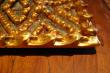 Dorure à la feuille d'or avec lacunes volontaires pour un effet au plus proche de l'existant