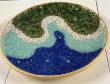 Grand plateau en faïence recouvert de mosaïque de verre
symbolisant les algues (en verres polis par la mer), le sable, l'écume et les différentes couleurs de la mer