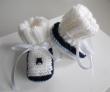 Vêtement tricot laine bébé fait main : chaussons coloris bleu marine, bleu ciel et blanc, fermé par un ruban satiné blanc, avec un revers côtes 2/2, le tout entièrement fait-main en vente sur ma boutique en ligne Bleu Blanc Neige
https://www.alittlemarket.com/boutique/bleu_blanc_neige-158651.html