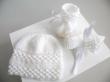 Ensemble bonnet chaussons tricot laine fait main : un ensemble bonnet et chaussons, coloris blanc, tricoté au point d'Astrakan en laine Ciboulette de Bergère de France, retrouvez-le sur ma boutique  Bleu Blanc Neige 
https://www.alittlemarket.com/boutique/bleu_blanc_neige-158651.html 