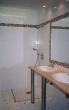 Salle de bain contemporaine    Frise asymétrique multicolore