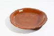 Cette grande assiette cerclée d’accolades sera parfaite pour la présentation de plats traditionnels ou de plats en sauce lors de vos repas en famille. Sa couleur « terra cotta », chaleureuse, se mariera facilement avec votre linge de table.