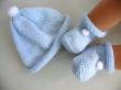 Duo bonnet et chaussons vêtement bébé en tricot laine fait main, en vente sur ma boutique en ligne Bleu-blanc-Neige : https://www.alittlemarket.com/boutique/bleu_blanc_neige-158651.html