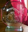 Un trophée en verre personnalisé par la gravure d'une photo pour un souvenir de mariage pas commun