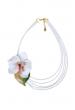 Le collier Gumbi orchidée blanche en cuir pleine fleur de vachette