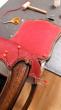réfection de 2 chaises Louis XV en tissu Fuchsia et vert. Ici, détail de la pose du double corde coordonné, le long de la feuillure