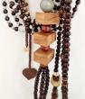 Moyo, qui signifie coeur ou vie en swahili, est une célébration de la douceur et de la force du vivant. Cette pièce se compose d’un enchainement de perles de bois aux tons chauds, ponctuée d’un coeur sculpté au centre : décoration murale symbole universel d’amour de connexion et d’énergie.

Un objet à la fois décoratif et symbolique , idéal pour insuffler chaleur, ancrage et poésie à un espace intérieur.