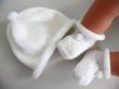 Duo bonnet et chaussons vêtement bébé en tricot laine fait main, en vente sur ma boutique en ligne Bleu-blanc-Neige : https://www.alittlemarket.com/boutique/bleu_blanc_neige-158651.html