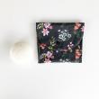 Pochette à savon en coton enduit imperméable. Se lave d'un simple coup d'éponge.