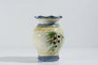 Petit vase décoré de style provençale bleu et ocre aux bords ondulés aux doigts. Ce vase de style « Vallauris » aux courbes innombrables vous rappellera les vases qui vous ont tant charmés dans votre enfance.