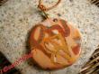 Pendentif orangé polymère