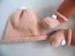 Duo bonnet et chaussons vêtement bébé en tricot laine fait main, en vente sur ma boutique en ligne Bleu-blanc-Neige : https://www.alittlemarket.com/boutique/bleu_blanc_neige-158651.html