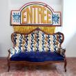 Le canapé rénové, le choix des tissus et finitions lui donnent un nouveau look art-déco
