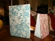 Carnets en accordéon 8 x 5 - idéal pour notes dans le sac à main - 28 vues recto-verso - papier recyclé gris ou brun 90 g/m2 - couvertures variées papier marbré, népalais, toile.