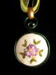 Médaillon brodé, vert mauve et jaune sur fond blanc, tour du cou en organza et coton ciré., diamètre 30mm, longueur 42cm 