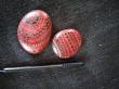  Lot de deux petits galets peints et vernis.
Prix; 10 euros
