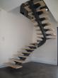 escalier métallique tournant limon central débillardé marche bois