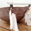 Ce bol en papier mâché fait main allie délicatesse artisanale et esthétique naturelle. Sa forme organique, rehaussée d’un bord doré et d’un intérieur immaculé ponctué de petits points délicats, évoque un ciel étoilé. Orné de plumes blanches suspendues à une tige de bois, il incarne la légèreté et la poésie des objets décoratifs uniques.

Une pièce décorative à poser dans une entrée, un salon ou sur une console bohème chic. Fait main – Pièce unique Ayãm.

Matériaux: Papier mâché, peinture acrylique, bois, perles en terre cuite Malienne, plumes naturelles.