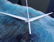 Cette horloge illustre le mouvement naturel des vagues, de l’écume, et la profondeur mystérieuse des eaux.
Elle possède un design intemporel qui plaira aux amoureux de la mer et du minimalisme.