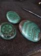  Lot de trois petits galets, peints et vernis.
Prix; 15 euros