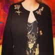 Broderies et peinture or sur veste cuir noir (Murano). 