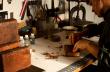 Travail de greffe de cuir dans l'atelier 